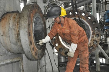 Maintenance of the Texaco gasifier through a manhole integral flange made of ASTM A182 F11 Cl.2.