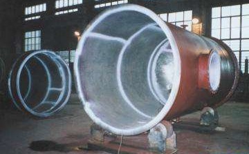 Pressure vessel with titanium lining